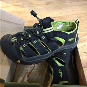 Youth size 2 KEEN Newport H2